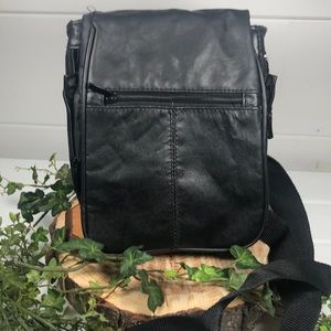 Buxton Leather Crossbody Bag-Purse-MultiPocket Travel Bag NWOT